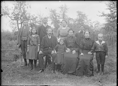 GN2772 Een portret van een gezin; ca. 1910
