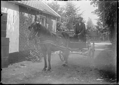 GN2776 Een man op een paard met wagen; ca. 1910