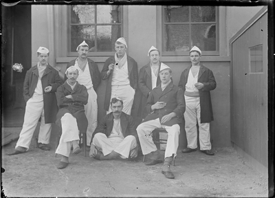 GN2799 Een groep militairen poseert in een loods; ca. 1910