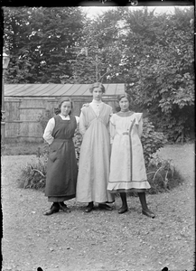 GN2862 Drie vrouwen in de tuin; ca. 1910