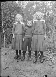 GN2873 Een jongen en twee meisjes; ca. 1910