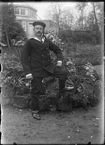 GN2875 Een militair in uniform in de tuin van Hotel Ons Genoegen; ca. 1910