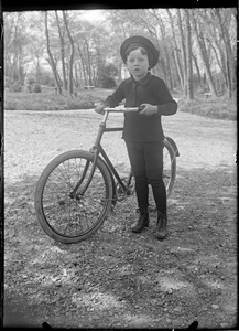 GN2876 Een jongen met een fiets aan de hand; ca. 1910