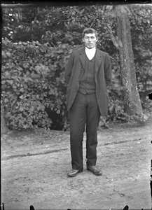 GN2881 Een man bij een boom; ca. 1910