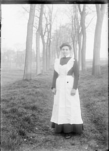 GN2884 Een vrouw in het bos; ca. 1910