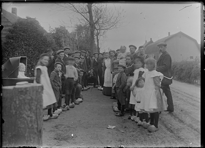 GN2947 Een groep mensen op straat; ca. 1910