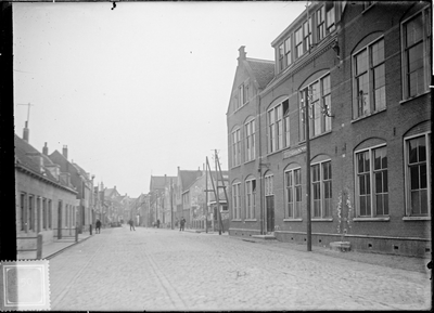 GN2964 Kijkje in de Langestraat met de Ambachtsschool en de Vakschool voor Meisjes; ca. 1920