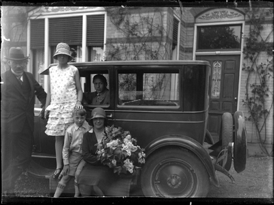 GN3010 De auto van de familie Bijlsma, voor Villa Anna; ca. 1923