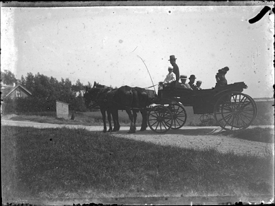 GN3033 Echtpaar in een rijtuig met paard; ca. 1915