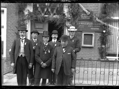 GN3043 Personen bij het versierde Hulptelegraafkantoor, middenvoor burgemeester J.W. Boers; ca. 1913