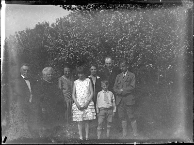 GN3056 Heer en mevr. Boers-Cording en ander gezin (Bijlsma?); ca. 1925
