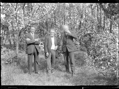 GN3057 Burgemeester J.W. Boers (midden) en zoons?; ca. 1920