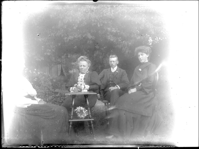GN3065 Mevrouw Boers-Cording en familieleden; ca. 1914