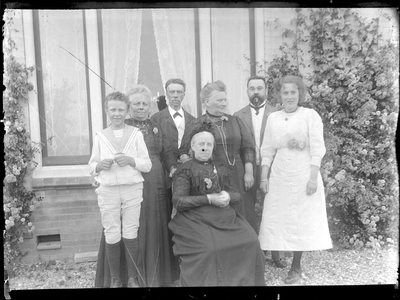 GN3108 Hr. en mevr. Boers-Cording met familieleden voor Villa Anna; ca. 1912