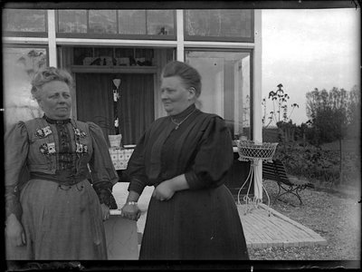 GN3109 Mevrouw Boers-Cording (links) en haar schoonzus mevr. Boers-Lafeber? bij Villa Anna; ca. 1912