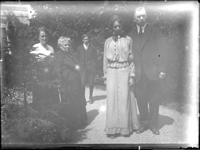 GN3130 Albertina D.E. Boers met a.s. echtgenoot Y. Zandstra en andere familieleden; ca. 1916