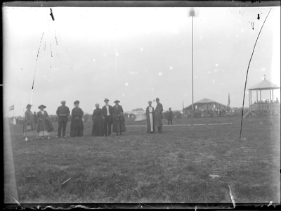 GN3135 Een groep mensen op een kermis; ca. 1914