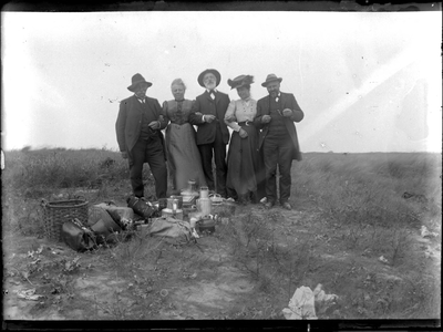 GN3140 Picknick van drie heren en twee dames (mevr. Boers-Cording); ca. 1914