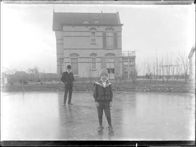 GN3142 Schaatspret op de vijver naast Villa Anna; ca. 1912