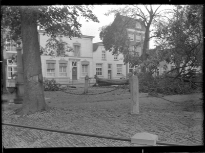 GN3144 Omgewaaide boom op de Markt in Heenvliet. Net zichtbaar is de oude pomp; ca. 1912