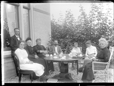 GN3167 Familie Boers rond de tuintafel bij Villa Anna; ca. 1913