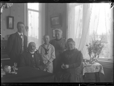 GN3168 Heer en mevr. Boers met jongste zoon en anderen; ca. 1913