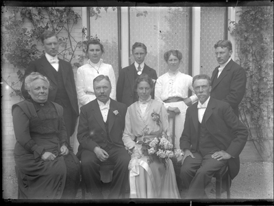 GN3169 Bruidspaar Albertina D.E. Boers met Y. Zandstra, omringd door ouders, broers en (a.s.) schoonzussen; 3 augustus 1916