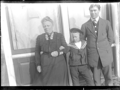 GN3170 Mevr. Boers-Cording met twee zoons; ca. 1912