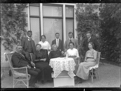 GN3175 Leden van de familie Boers bij Villa Anna; ca. 1916