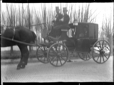 GN3215 Twee heren op de bok van een rijtuig, met een paard bespannen; ca. 1915