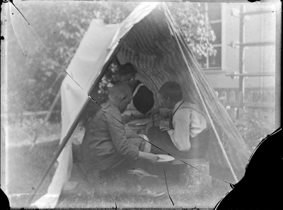 GN3233 Gezin Rappard in tent in achtertuin; ca. 1920