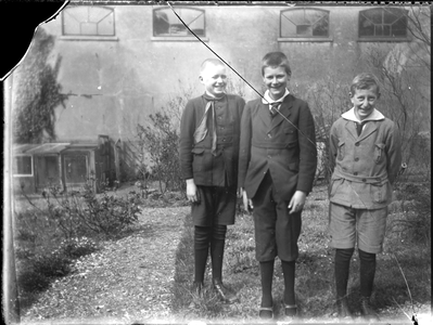 GN3235 Drie jongens in de achtertuin; ca. 1923