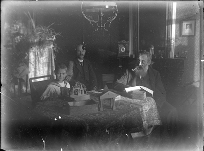 GN3238 Man, vrouw en kind in een huiskamer; ca. 1923