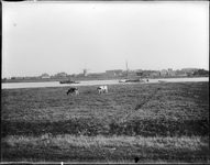 GN3280 Kanaal met schepen, met een dorp met een molen; ca. 1920