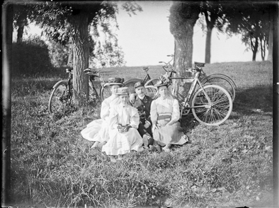 GN3289 Een gezelschap rust uit tijdens een fietstocht; ca. 1920