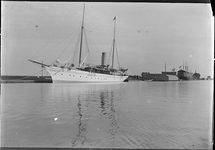 GN3305 Schepen in het Kanaal door Voorne; ca. 1920