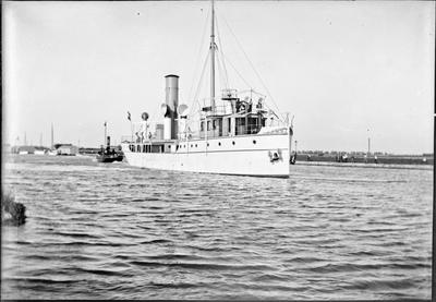 GN3355 Schip vaart door het Kanaal door Voorne; ca. 1930