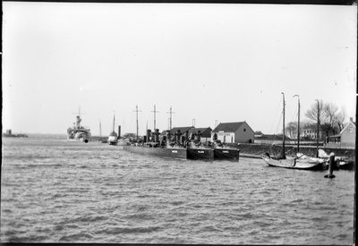 GN3369 Schepen afgemeerd in het Kanaal door Voorne; ca. 1930