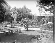 GN3384 Tuin bij de houten villa langs de Kouwenoordseweg; ca. 1920