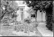 GN3386 Tuin bij de houten villa langs de Kouwenoordseweg; ca. 1920