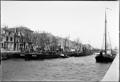 GN3389 De haven van Hellevoetsluis, met de Wajang en Smerol; ca. 1930