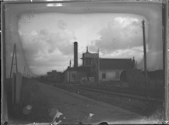GN3413 Een fabriek met schoorsteen; ca. 1925