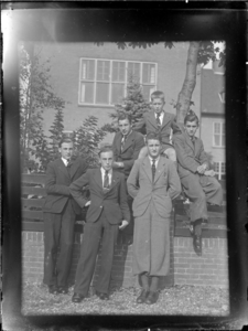 GN3602 Een groepje jongens (leerlingen HBS?); ca. 1910