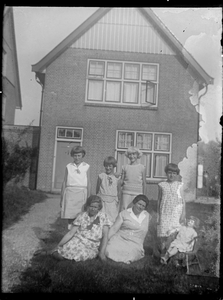 GN3606 Een groepje vrouwen en kinderen voor een huis; ca. 1910