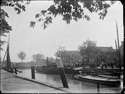 GN3607 Een grote menigte op het Maarland Zuidzijde wacht op de aankomst van een schip; ca. 1910