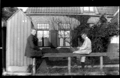 GN4014 Twee jongens op een hek; ca. 1925