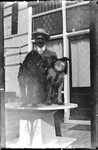 GN4019 Een man met twee honden, waarschijnlijk bij Villa Anna, Heenvliet; ca. 1912