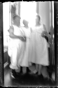 GN4025 Drie vrouwen staan in hun ondergoed in de hal; ca. 1912