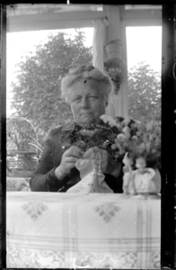GN4027 Mevrouw Boers-Cording, handwerkend in Villa Anna; ca. 1916