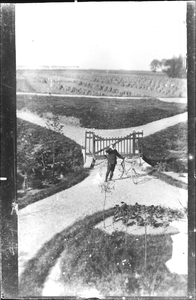 GN4037 Man met fiets op de oprit van Villa Anna; ca. 1911